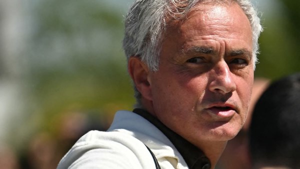 جوزيه مورينيو يعود إلى ريال مدريد.. بداية حقبة جديدة في سانتياجو برنابيو
                                                
                                                
                                                    09/06/2026 10:51 م
                                                
                                                
                                                    وصل المدرب البرتغالي جوزيه مورينيو إلى إسبانيا تمهيداً لبدء مهمته الجديدة على رأس الجهاز الفني لنادي ريال مدريد، وسط حالة من الترقب والحماس بين جماهير النادي الملكي التي تنتظر عودة "السبيشل وان"