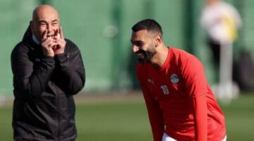 حسام حسن: «صلاح» قائد المنتخب ونموذج يُحتذى به داخل المعسكر.. ولا وجود للخلافات وأدعوكم لمواصلة الدعم
                                                
                                                
                                                    21/06/2026 02:35 ص
                                                
                                                
                                                    حرص حسام حسن، المدير الفني لمنتخب مصر، على توجيه رسالة طمأنة للجماهير بشأن الأجواء داخل معسكر الفراعنة، مؤكدًا أن جميع اللاعبين يعيشون