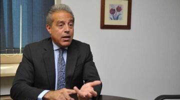 خالد الدرندلي: منتخب مصر لا يبحث عن التمثيل المشرف.. ونستهدف إنجازًا تاريخيًا بالمونديال
                                                
                                                
                                                    23/06/2026 12:27 ص
                                                
                                                
                                                    أكد خالد الدرندلي، نائب رئيس الاتحاد المصري لكرة القدم ورئيس بعثة منتخب مصر في كأس العالم 2026، أن الفوز الذي حققه المنتخب الوطني على نيوزيلندا يمثل خطوة مهمة في مشوار الفراعنة بالبطولة، مشددًا على أن