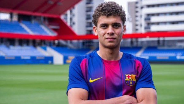 خالد طلعت: حمزة عبد الكريم أصغر لاعب عربي في التاريخ يشارك بكأس العالم
                                                
                                                
                                                    03/06/2026 12:17 م
                                                
                                                
                                                    كشف الناقد الرياضي عن أصغر لاعب عربي يشارك في كأس العالم على مدار التاريخ،وذلك عبر حسابه الشخصي بموقع التواصل الاجتماعي فيسبوك.