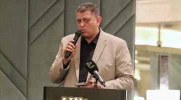 خالد فتحي يشارك في عمومية الاتحاد العربي لكرة اليد بالسعودية.. اليوم
                                                
                                                
                                                    18/06/2026 01:00 م
                                                
                                                
                                                    توجه خالد فتحي رئيس الاتحاد المصري لكرة اليد إلى المملكة العربية السعودية للمشاركة في أعمال الجمعية العمومية العادية للاتحاد العربي لكرة اليد التي تُعقد اليوم بمدينة جدة، بمشاركة رؤساء وممثلي الاتحادا