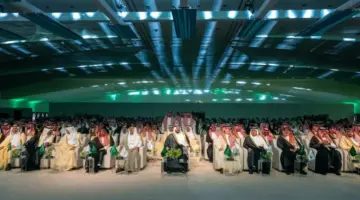 خلف الكواليس: الأمير محمد بن عبدالرحمن يلتحم بجموع الطلاب بعد تخريجهم… هنا اللحظات الأجمل التي أبكت الجمهور!