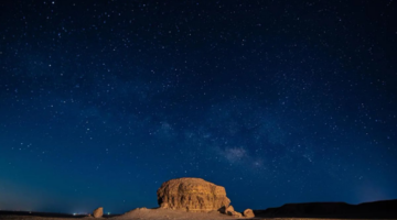 ذراع مجرة درب التبانة يزيّن سماء الحدود الشمالية في ذروة موسم الرصد الصيفي