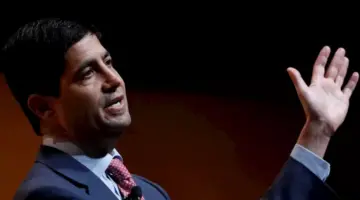 رئيس الفيدرالي الجديد يواجه اختبار التضخم في أول اجتماع له