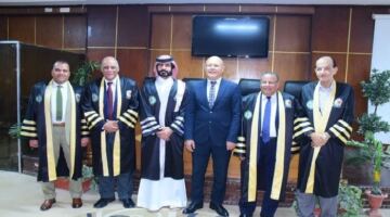 رئيس جامعة سوهاج يشهد مناقشة رسالة دكتوراه لباحث سعودي ويؤكد الجامعة وجهة أكاديمية متميزة للطلاب الوافدين