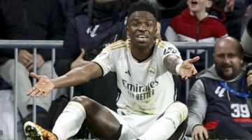 رسالة حاسمة من ريال مدريد إلى «فينيسيوس» بعد تعثر مفاوضات التجديد
                                                
                                                
                                                    10/06/2026 07:44 م
                                                
                                                
                                                    كشفت تقارير صحفية عن تطورات جديدة في ملف تجديد عقد البرازيلي فينيسيوس جونيور مع ريال مدريد،