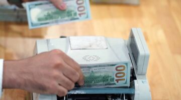 سعر صرف الدولار الأمريكي اليوم، 13 يونيو 2026: يرتفع فرق سعر البيع والشراء إلى 290