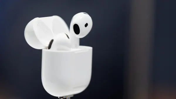 سماعات AirPods لم تقتل الحياة العامة.. بل ساعدت كثيرين على التعايش معها