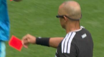 سيثولي ثالث لاعب يُطرد في تاريخ مشاركات جنوب أفريقيا بكأس العالم
                                                
                                                
                                                    11/06/2026 11:57 م
                                                
                                                
                                                    شهد تاريخ مشاركات منتخب جنوب أفريقيا في بطولة كأس العالم حالات طرد محدودة للغاية، حيث لم يتعرض لاعبو “البافانا بافانا