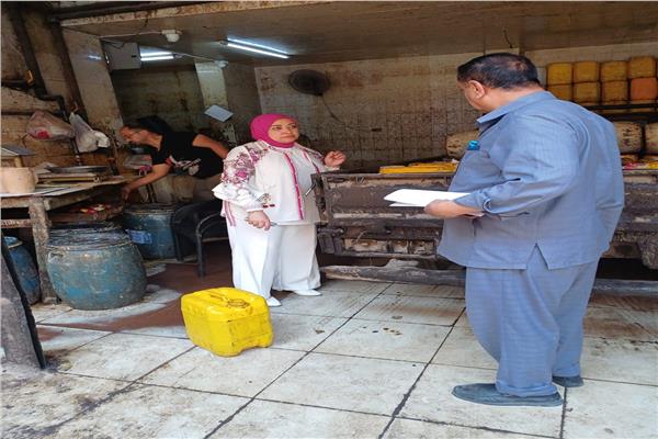 ضبط زيوت وسلع غذائية مجهولة المصدر وتحرير 281 مخالفة تموينية بالدقهلية