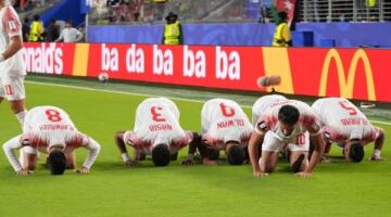 فتحي سند يوجه رسالة دعم لمنتخب الأردن بعد خسارته أمام النمسا في كأس العالم
                                                
                                                
                                                    17/06/2026 09:41 ص
                                                
                                                
                                                    حرص الإعلامي فتحي سند على دعم منتخب الأردن وجماهيره عقب مباراته أمام النمسا في كأس العالم 2026،