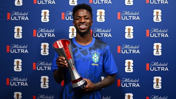 فينيسيوس رجل مباراة البرازيل ضد هايتي في كأس العالم 2026
                                                
                                                
                                                    20/06/2026 06:50 ص
                                                
                                                
                                                    واصل نجم منتخب البرازيل فينيسيوس تألقه في بطولة كأس العالم 2026، بعدما حصد جائزة أفضل لاعب في المباراة التي جمعت منتخب بلاده أمام هايتي، والتي انتهت بفوز البرازيل بثلاثة أهداف دون مقابل ضمن منافسات ال
