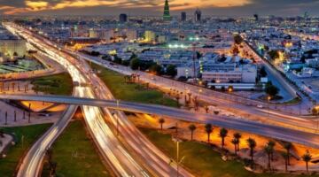 كارين إليوت هاوس بين سعوديتين: من تفسير المملكة التقليدية إلى ملاحقة المملكة المتحولة