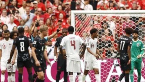 كندا تكتسح قطر بسداسية في كأس العالم
                                                
                                                
                                                    19/06/2026 03:29 ص
                                                
                                                
                                                    تلقى منتخب قطر هزيمة قاسية أمام منتخب كندا بنتيجة ستة أهداف دون رد، في المباراة التي أقيمت فجر الجمعة على ملعب “بي سي بليس” بمدينة فانكوفر، ضمن منافسات الجولة الثانية من دور المجموعات ببطولة كأس العال