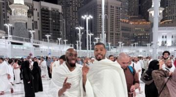لاعب باريس سان جيرمان السابق يروي رحلته إلى الإسلام وزيارته المؤثرة لمكة
                                                
                                                
                                                    25/06/2026 10:26 م
                                                
                                                
                                                    روى بريسنل كيمبيمبي، لاعب باريس سان جيرمان السابق، تفاصيل رحلته إلى اعتناق الإسلام، مؤكدًا أن الأمر جاء بعد سنوات من الاحتكاك القريب بأصدقاء وأشخاص مسلمين، إلى جانب