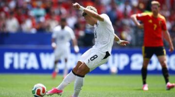 لن نكون ضيوف شرف.. إمام عاشور يعلق على تعادل منتخب مصر أمام بلجيكا
                                                
                                                
                                                    16/06/2026 12:58 ص
                                                
                                                
                                                    أبدى إمام عاشور، لاعب منتخب مصر، حزنه بعد التعادل الإيجابي أمام منتخب بلجيكا بنتيجة هدف لكل فريق، في المباراة التي جمعت المنتخبين ضمن الجولة الأولى من منافسات المجموعة السابعة في بطولة كأس العالم 2026