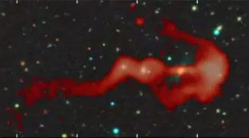 مجرة راديوية عملاقة على شكل قوس وسهم