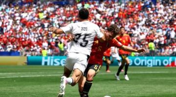 محمد الصباحي: زيزو لا يستحق ركلة جزاء.. لكن لاعب بلجيكا استحق الطرد
                                                
                                                
                                                    16/06/2026 09:09 ص
                                                
                                                
                                                    قال محمد الصباحي، الحكم الدولي السابق، إن اللقطة التي تعرض فيها أحمد سيد "زيزو" للتدخل خلال مباراة مصر وبلجيكا لا تستوجب احتساب ركلة جزاء، موضحًا أن المخالفة حدثت خارج منطقة الجزاء بشكل واضح.