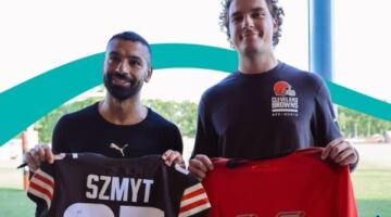 محمد صلاح يتبادل القميص مع أندريه، نجم فريق كليفلاند براونز لكرة القدم الأمريكية
                                                
                                                
                                                    05/06/2026 08:32 م
                                                
                                                
                                                    نشر الإعلامي أمير هشام صورة عبر صفحته على موقع التواصل الاجتماعي، تُظهر النجم المصري محمد صلاح أثناء تبادله القمصان مع أندريه، لاعب فريق كليفلاند.. المزيد