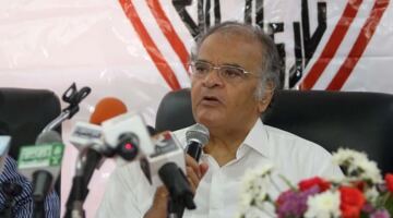 ممدوح عباس: تحدثت مع وزير الداخلية عن أزمة أرض نادي الزمالك ووعد خيرًا وأوفى
                                                
                                                
                                                    20/06/2026 08:31 م
                                                
                                                
                                                    قال ممدوح عباس عبر حسابه الرسمي على منصة "X"، إنه خلال حضوره عزاء والد رئيس الوزراء الدكتور مصطفى مدبولي، التقى بـ محمود توفيق، حيث دار بينهما حديث حول أزمة أرض نادي الزمالك.