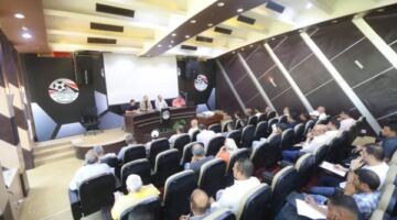 مناقشة التراخيص والقيد.. كواليس اجتماع اتحاد الكرة مع مندوبي المناطق 20/06/2026 03:31 م عقد الدكتور مصطفى عزام، الأمين العام للاتحاد المصري لكرة القدم