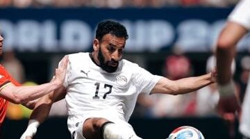 منتخب مصر يحتج فى فيفا على إنذار مهند لاشين لضمان مشاركته بمباراة أستراليا