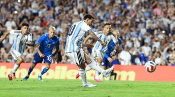 «ميسي» يُكلل عودته بالمساهمة في فوز الأرجنتين على أيسلندا 3-0                                                                                                                                                    10/06/2026 06:29 م                                                                                                                                                    بتشكيلة شهدت تغييرات كبيرة، لكن مع دخول ليونيل ميسي وتسجيله هدفاً، حققت الأرجنتين فوزاً