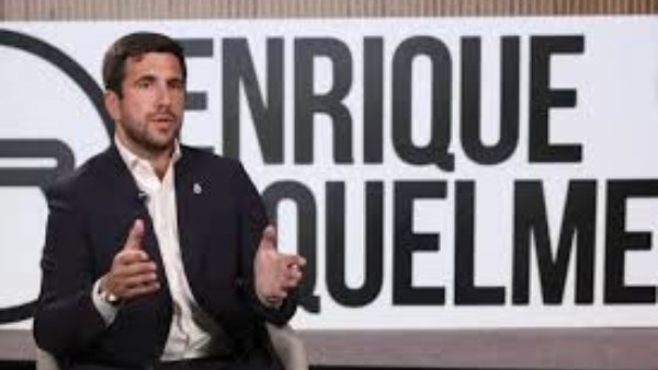 هالاند يشعل انتخابات ريال مدريد.. ريكيلمي يتمسك بوعده ويكشف مفاجأة بشأن عقد نجم مانشستر سيتي
                                                
                                                
                                                    05/06/2026 09:47 ص
                                                
                                                
                                                    يواصل إنريكي ريكيلمي، المرشح لرئاسة ريال مدريد، تصعيد حملته الانتخابية من خلال طرح وعود كبرى لجماهير النادي الملكي، يتصدرها ملف التعاقد مع المهاجم النرويجي إيرلينغ هالاند، نجم مانشستر سيتي، والذي بات