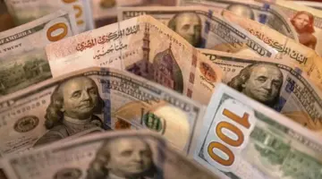 هشاشة وقف إطلاق النار تدعم الدولار نحو أفضل مكسب شهري في عام