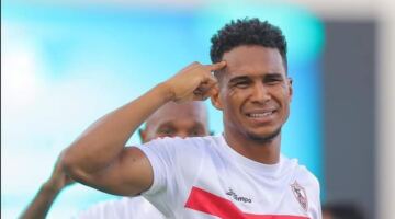 وكيل الجزيري يهاجم الزمالك: أبلغوا اللاعب ليلًا برحيله.. ونرفض هذه الطريقة
                                                
                                                
                                                    21/06/2026 06:17 م
                                                
                                                
                                                    أثار حازم فتوح، وكيل أعمال التونسي سيف الدين الجزيري مهاجم الزمالك، الجدل بشأن مستقبل اللاعب مع القلعة البيضاء، بعدما كشف عن تلقي موكله إخطارًا شفهيًا يفيد بخروجه من حسابات الفريق خلال الموسم المقبل.