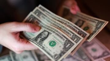 يلامس الـ 52 .. سعر صرف الدولار الآن مقابل الجنيه