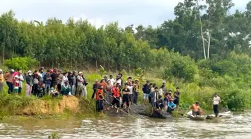 أثناء عبوره جسراً مؤقتاً بدراجته النارية، جرف الماء شاباً.